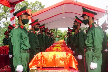 An táng hài cốt 57 liệt sỹ quân tình nguyện hy sinh tại nước bạn Lào