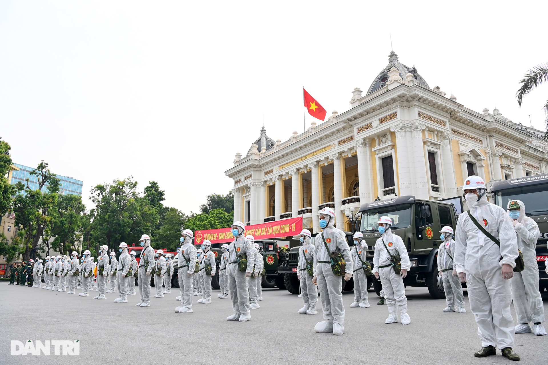 Đoàn xe đặc chủng phun khử khuẩn nhiều tuyến phố trung tâm Hà Nội - 1 Đoàn xe đặc chủng phun khử khuẩn nhiều tuyến phố trung tâm Hà Nội - 1