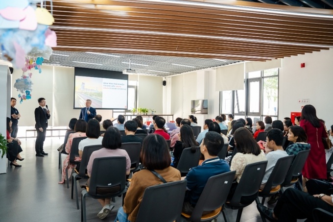 GS. K.David Harrison – Phó Hiệu trưởng VinUni chia sẻ về hành trình xây dựng trải nghiệm cho sinh viên VinUni và đưa ra các lời khuyên quý báu cho phụ huynh để đồng hành cùng con trên hành trình học tập và trải nghiệm.