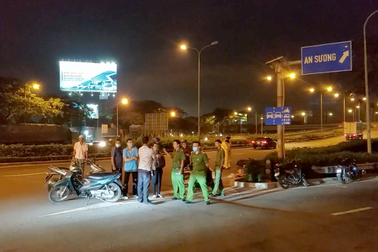 Chủ thầu xây dựng tử vong cạnh xe máy trên đại lộ