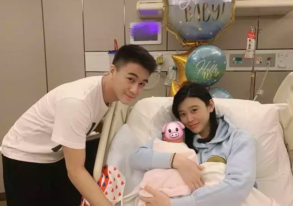 Cha chồng là tỉ phú vừa qua đời, siêu mẫu Hề Mộng Dao trở thành tâm điểm - 7 Cha chồng là tỉ phú vừa qua đời, siêu mẫu Hề Mộng Dao trở thành tâm điểm - 7