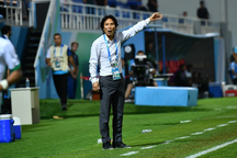 Vì sao HLV Gong Oh Kyun nhận thẻ trong trận thua Saudi Arabia?