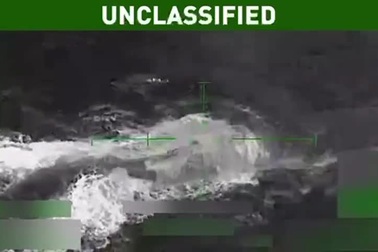 Khoảnh khắc hải quân Mỹ đánh chìm tàu ngầm chở ma túy ở vùng Caribe