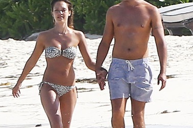 Vợ chồng Jessica Alba trốn con đi "hâm nóng"