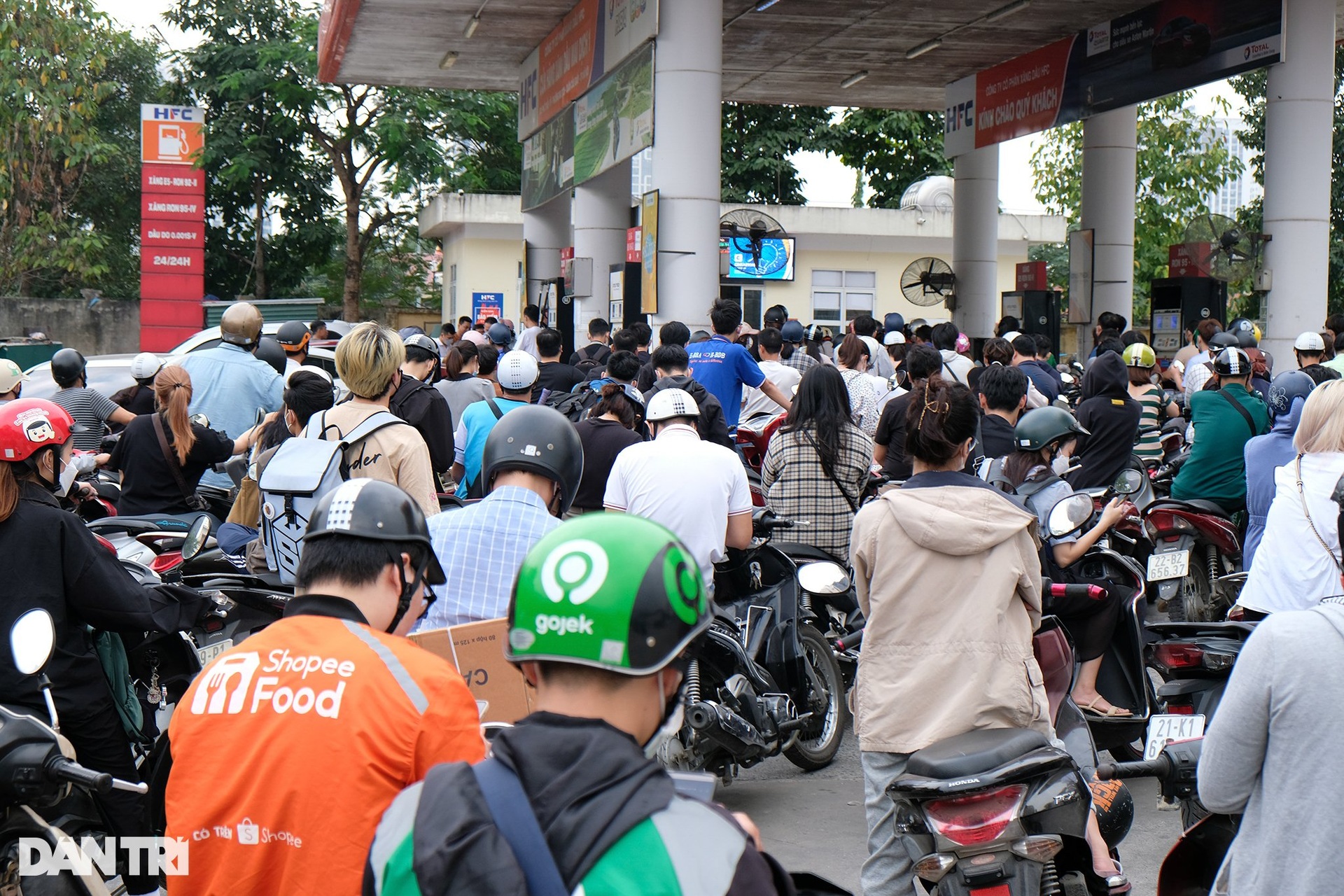 Mặc kệ giá xăng tăng, nhiều cây xăng ở Hà Nội vẫn đóng cửa im lìm - 11 Mặc kệ giá xăng tăng, nhiều cây xăng ở Hà Nội vẫn đóng cửa im lìm - 11
