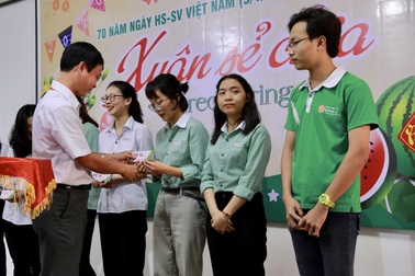 Tặng vé xe hỗ trợ sinh viên từ Đà Nẵng về quê đón Tết