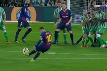 Tài sút phạt của Messi khiến Ronaldinho cũng phải ngả mũ