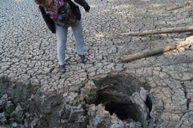 Cả hồ cạn sạch nước chỉ sau một đêm