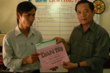 Trao tiền ủng hộ cho bà Trần Thị Liễu và em Đặng Phước Tính