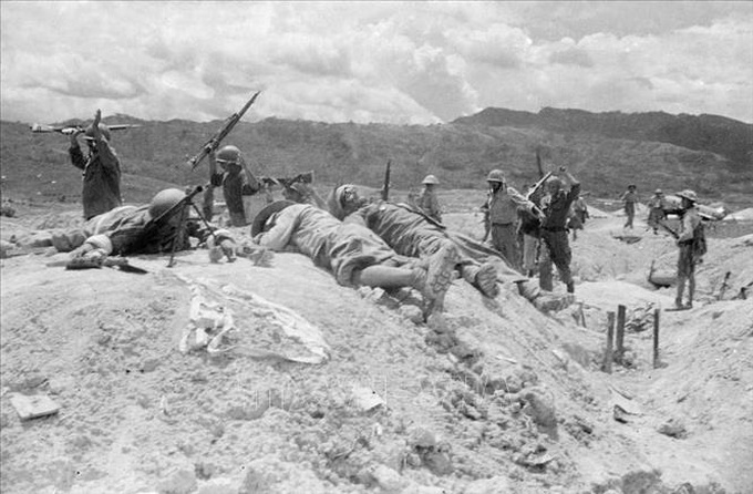Ngày 22/4/1954, điểm cao 206 thuộc tuyến phòng ngự ngoại vi bảo vệ khu Trung tâm tập đoàn cứ điểm và sân bay Mường Thanh, bị quân ta tiêu diệt. Quân địch sống sót giơ tay xin hàng. Ảnh: TTXVN