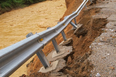 Sau lũ, đường lên Tương Dương tiềm ẩn nguy cơ 