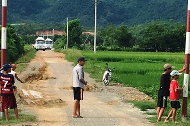 Chánh văn phòng huyện ký công văn đề nghị “tạo điều kiện” cho xe tải