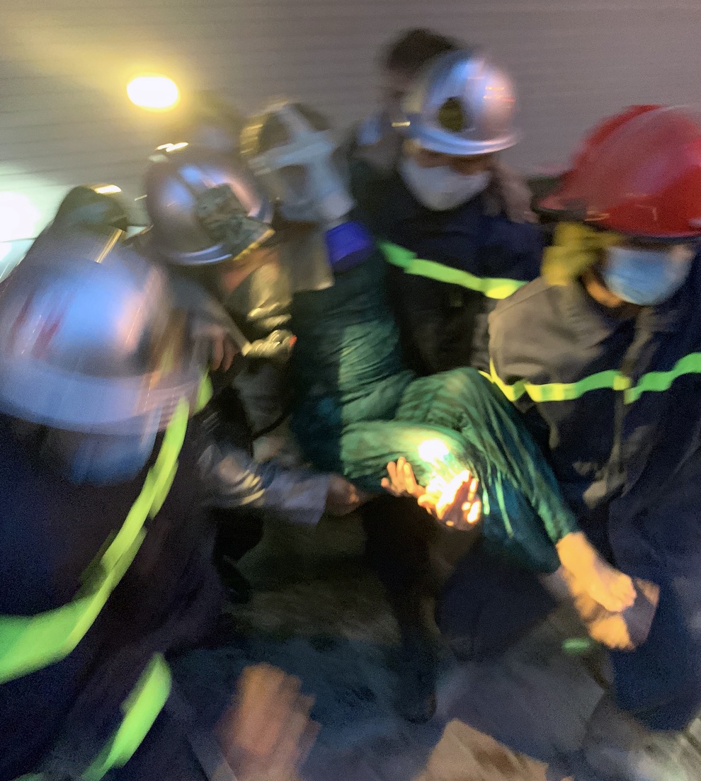 Hà Nội: Giải cứu 3 người khỏi đám cháy ở công ty giao hàng - 1