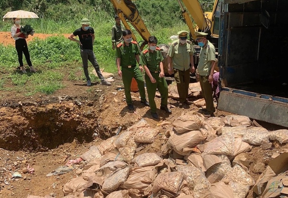 Tiêu hủy 1,2 tấn chân gà nhập lậu, phạt chủ hàng 20 triệu đồng - 1 Tiêu hủy 1,2 tấn chân gà nhập lậu, phạt chủ hàng 20 triệu đồng - 1