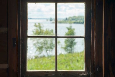 Nhìn khung cửa sổ phát hiện... bệnh ở mắt