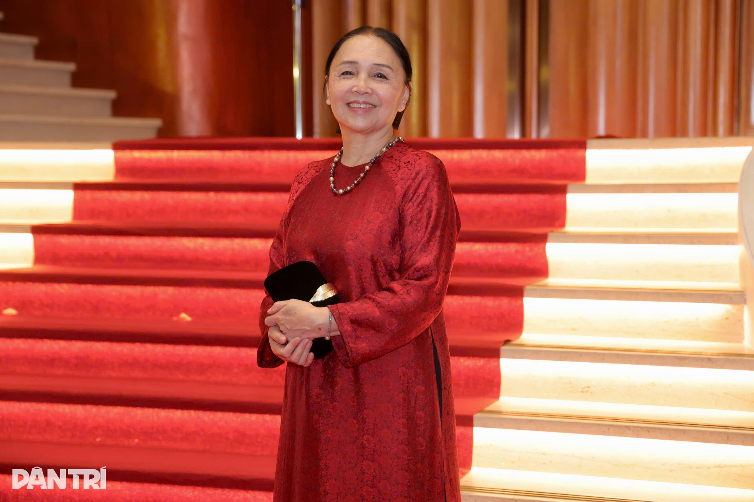 Chai Long Vu luce elegante y Khanh Ly radiante en la alfombra roja del Festival Internacional de Cine de Hanoi - 3 Chải Long Vũ bảnh bao, Khánh Ly rạng rỡ trên thảm đỏ LHP Quốc tế Hà Nội - 3