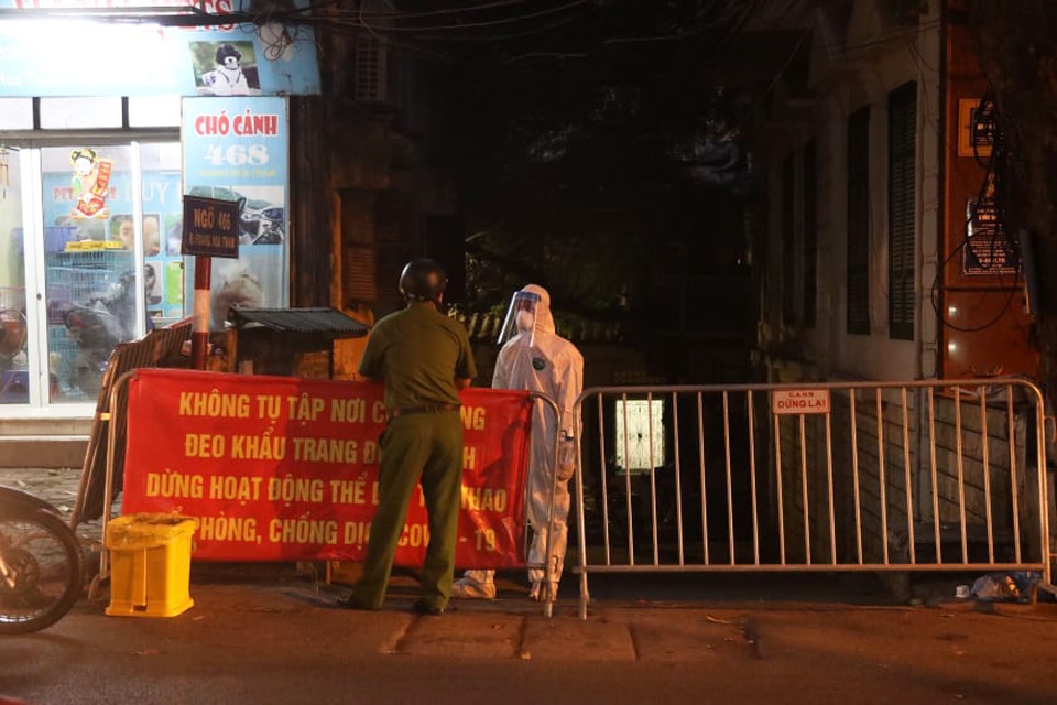 Phun khử khuẩn nơi có trường hợp nghi mắc Covid-19 trên phố Hoàng Hoa Thám - 1 Phun khử khuẩn nơi có trường hợp nghi mắc Covid-19 trên phố Hoàng Hoa Thám - 1