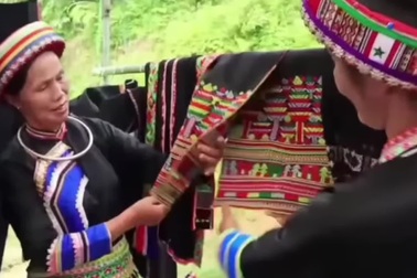 HTX Yến Dương giới thiệu sản phẩm thủ công truyền thống