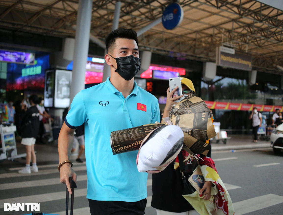 Đội tuyển Việt Nam đến TPHCM giữa vòng tay của người hâm mộ - 1 Đội tuyển Việt Nam đến TPHCM giữa vòng tay của người hâm mộ - 1