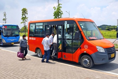 Sinh viên tăng chi phí, đi lại vất vả hơn vì tuyến buýt TPHCM cắt lộ trình