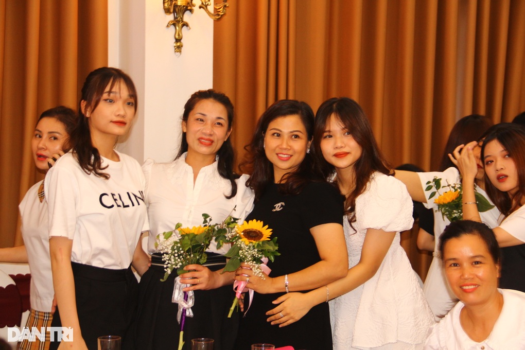 Xúc động hình ảnh học trò ôm chặt cha mẹ, thầy cô trong lễ trưởng thành - 10 Xúc động hình ảnh học trò ôm chặt cha mẹ, thầy cô trong lễ trưởng thành - 10