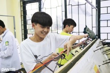 Trượt lớp 10 công lập, con trai đi làm thêm để phụ mẹ đóng tiền học nghề