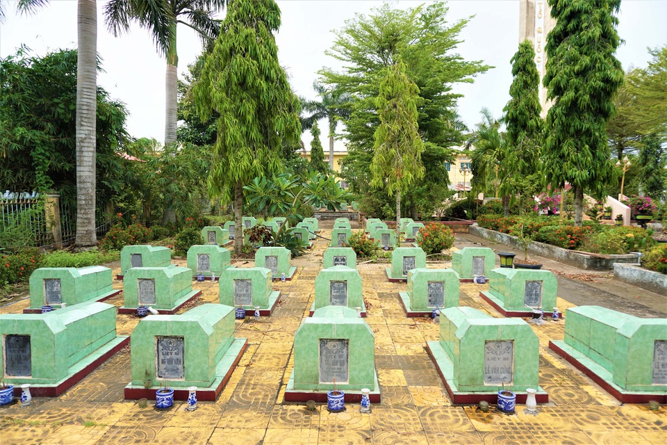 Đi bán vé số, nữ thương binh chắt chiu từng đồng để thay áo cho đồng đội - 2 Đi bán vé số, nữ thương binh chắt chiu từng đồng để thay áo cho đồng đội - 2