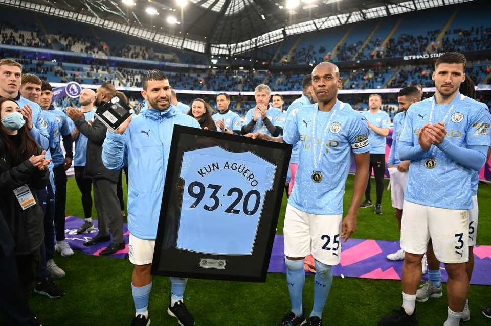 Man City nhận cúp bạc, Aguero được tặng quà đặc biệt - 23 Man City nhận cúp bạc, Aguero được tặng quà đặc biệt - 23