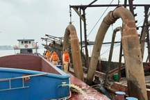 Cảnh sát bắt giữ "cát tặc" trên sông Hồng