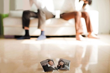 “Lì đòn” với vợ... “siêu giận”