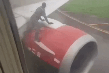 Video người đàn ông trèo lên cánh máy bay Nigeria để đi "chui"