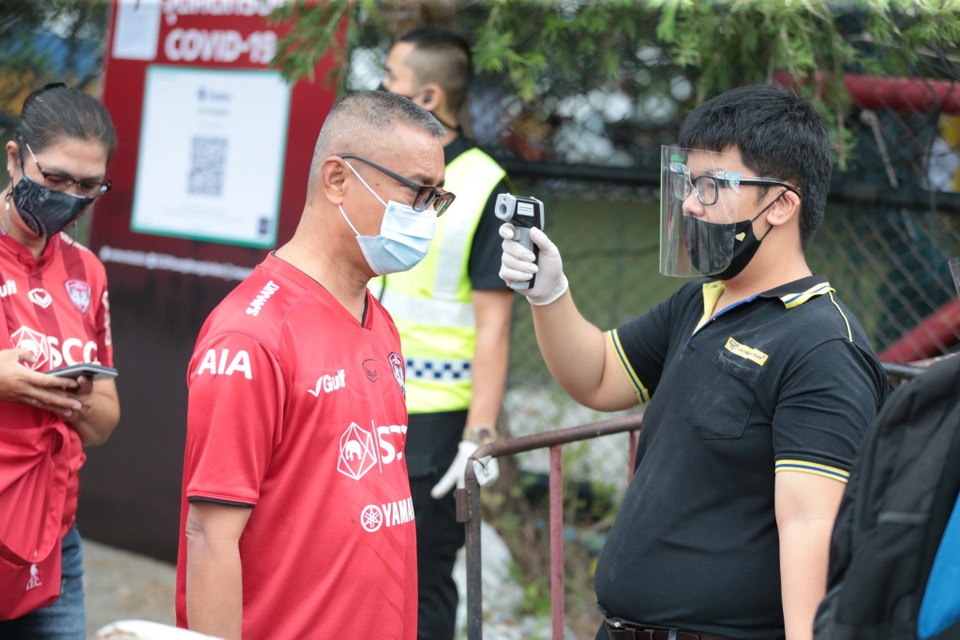 Đặng Văn Lâm được cổ động viên Muangthong United khen ngợi - 10 Đặng Văn Lâm được cổ động viên Muangthong United khen ngợi - 10