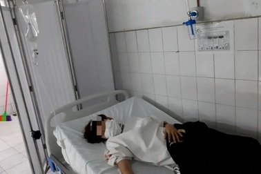 Cô giáo uống thuốc tự vẫn trước mặt hiệu trưởng bị đề xuất cho thôi việc