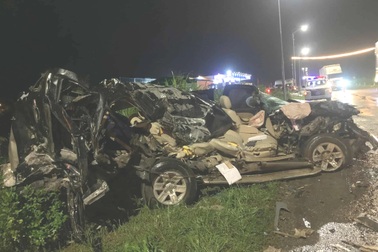 Ô tô con tan nát sau tai nạn liên hoàn