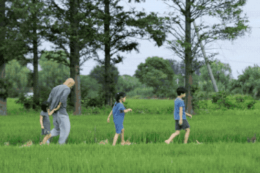 Cuộc sống trong mơ của đôi vợ chồng bỏ phố về quê, trồng rau nuôi cá