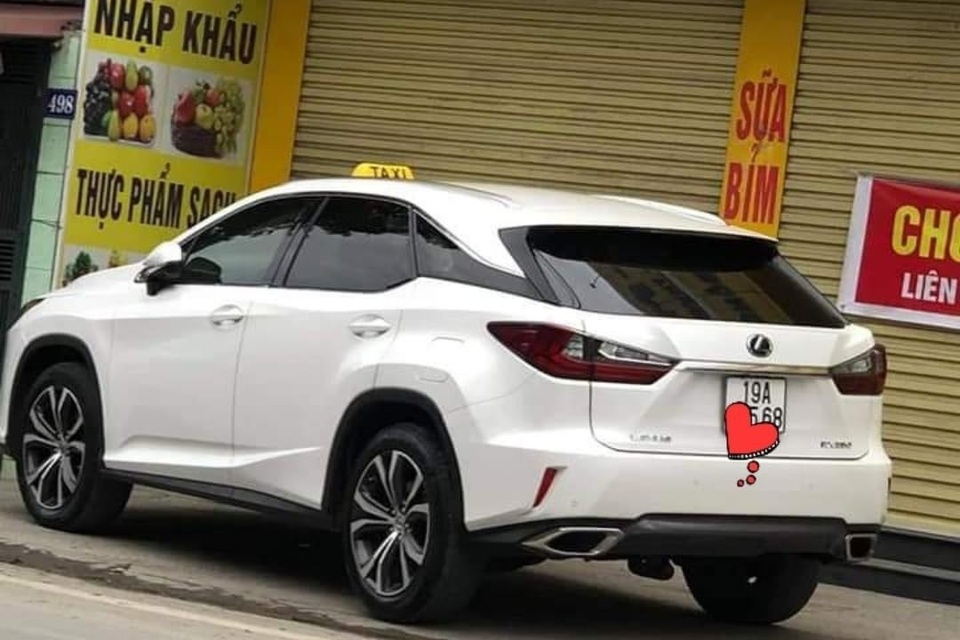 Xe sang BMW gắn mào taxi trên đường phố Hà Nội khiến dân mạng xôn xao - 3 Xe sang BMW gắn mào taxi trên đường phố Hà Nội khiến dân mạng xôn xao - 3
