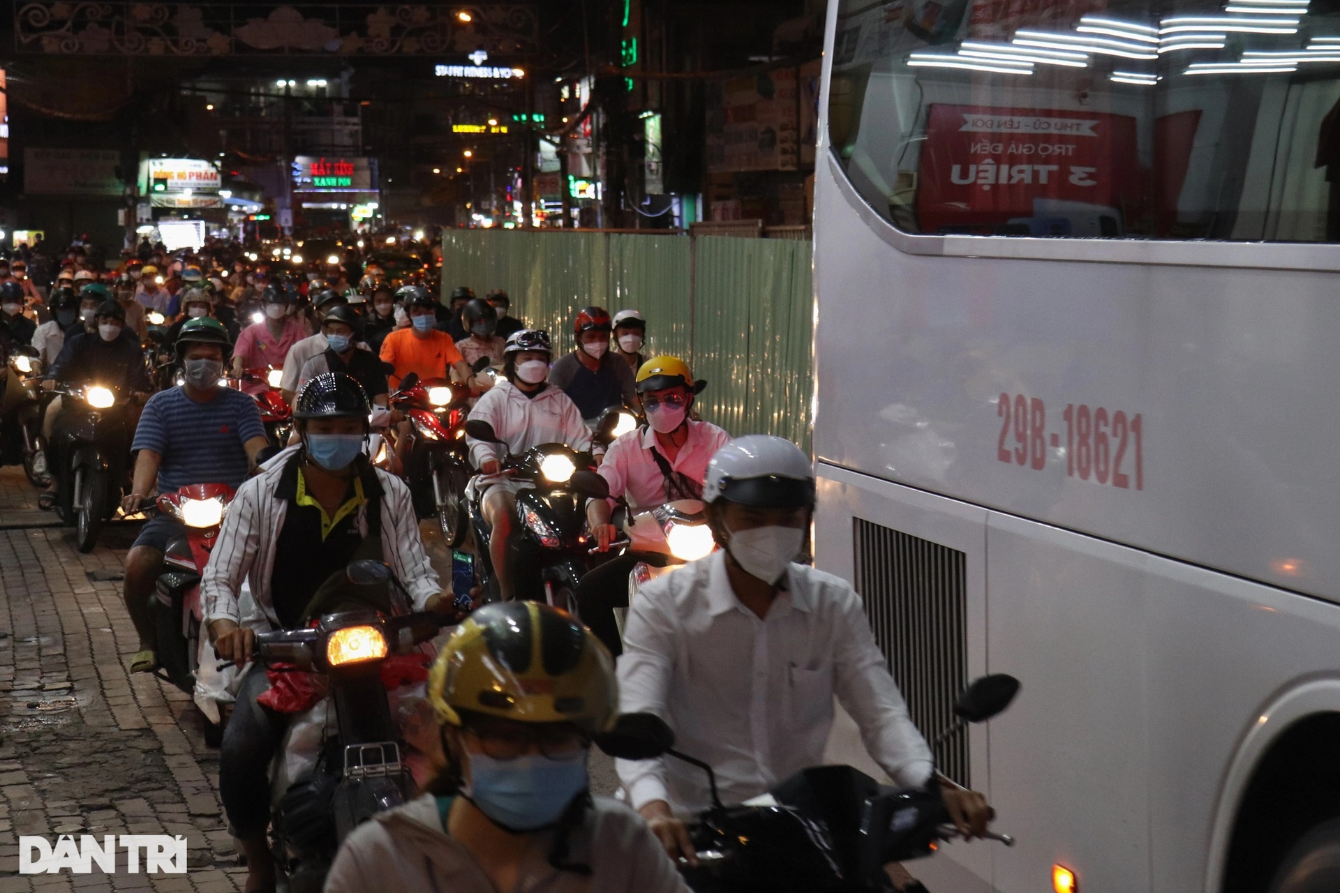 Người dân than trời, giao thông chết đứng vì lô cốt án ngữ giữa đường - 9