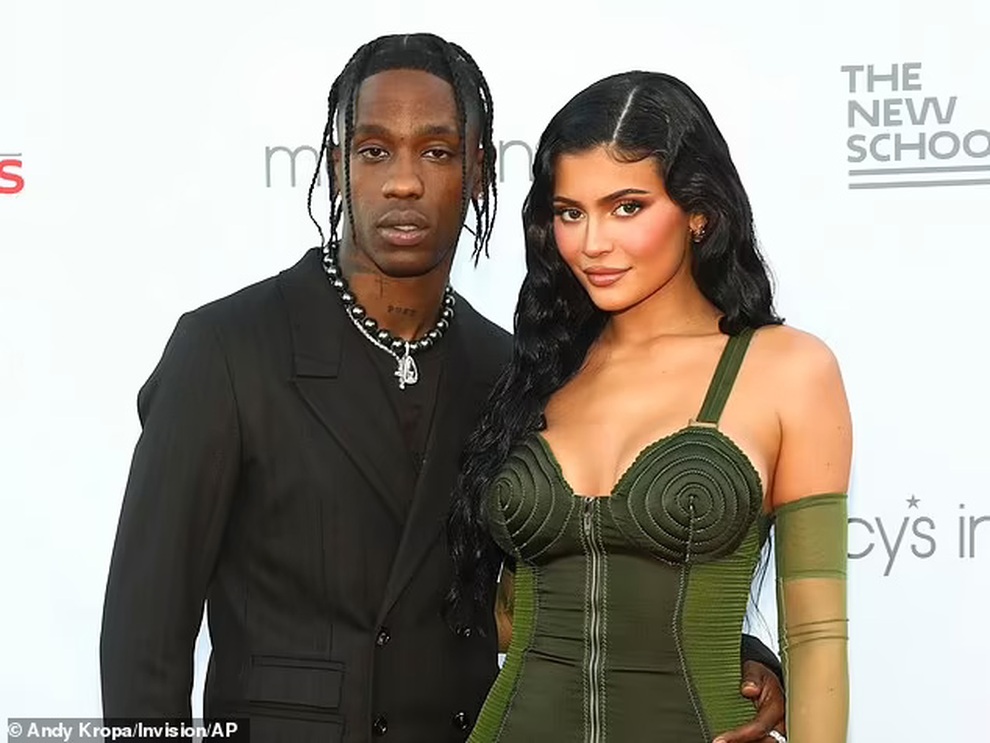Kylie Jenner mặc váy hơn 20 nghìn USD, tái hợp với bạn trai - 3 Kylie Jenner mặc váy hơn 20 nghìn USD, tái hợp với bạn trai - 3