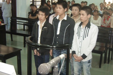 Nhóm 9x chuyên cướp dây chuyền vàng lĩnh án