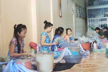 Làng nghề đan lưới nhộn nhịp đón mùa nước nổi