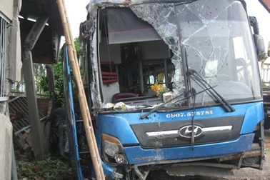 Xe khách tông gãy cột điện, lao vào nhà dân