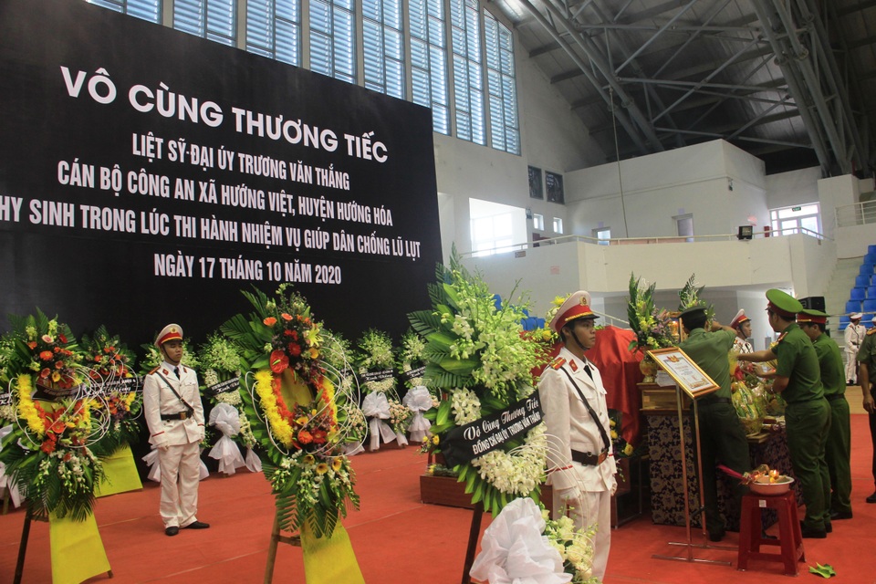 Hàng trăm đồng đội tiễn đưa liệt sĩ công an hy sinh khi giúp dân chống lũ - 1 Hàng trăm đồng đội tiễn đưa liệt sĩ công an hy sinh khi giúp dân chống lũ - 1