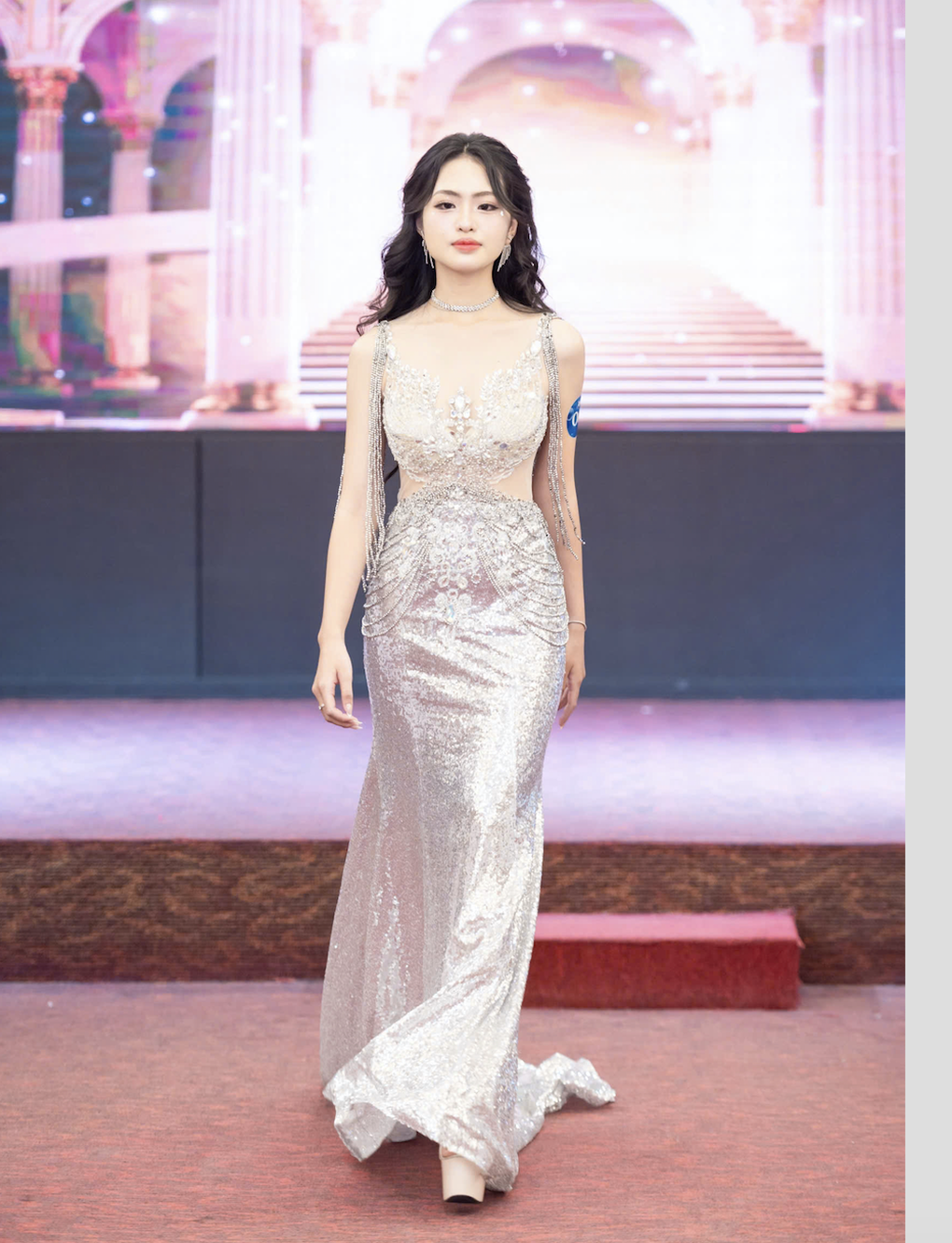 Hoa khôi cao 1,70m gây chú ý với tài ca hát, chơi nhạc cụ - 3 Hoa khôi cao 1,70m gây chú ý với tài ca hát, chơi nhạc cụ - 3