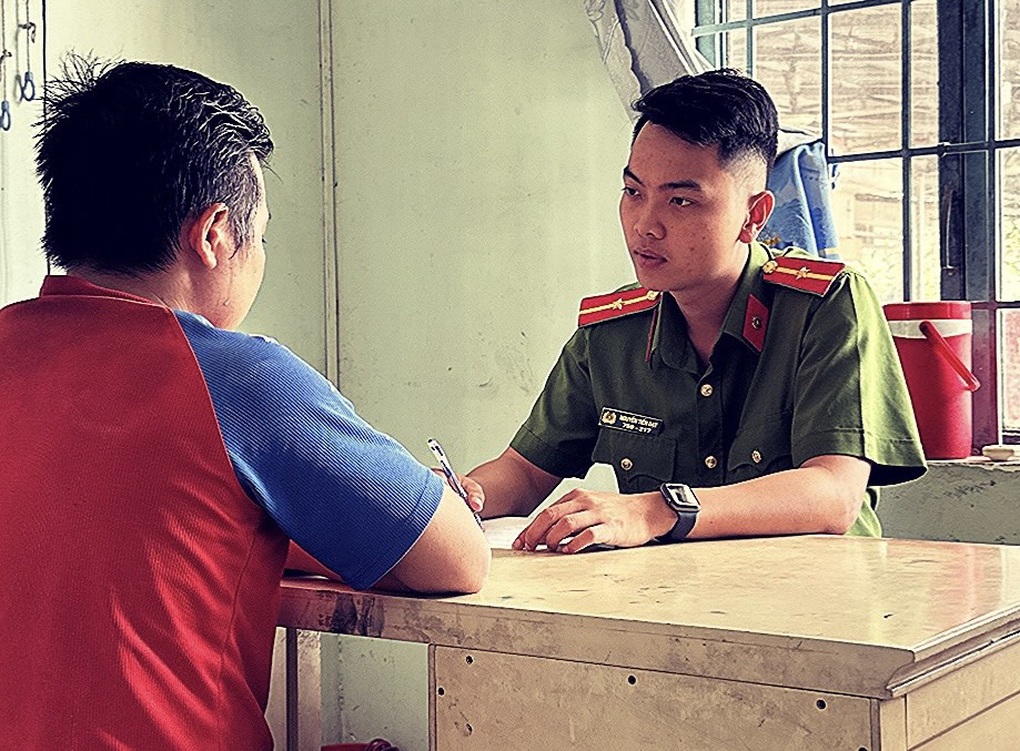 Ô tô tông hàng loạt xe máy đang dừng đèn đỏ ở Bình Dương - 2 Ô tô tông hàng loạt xe máy đang dừng đèn đỏ ở Bình Dương - 2