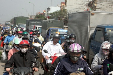 Đường 1A ùn tắc trầm trọng, dòng người chật vật rời Thủ đô