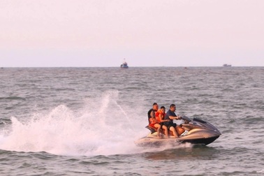 Mô tô nước "tung hoành" các bãi tắm: Ô nhiễm, nguy hiểm, cần cách ly