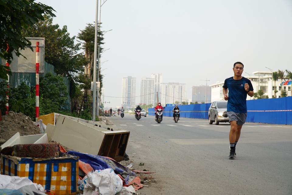 Tuyến đường huyết mạch nối 3 quận nội thành Hà Nội ngập trong rác thải - 12 Tuyến đường huyết mạch nối 3 quận nội thành Hà Nội ngập trong rác thải - 12