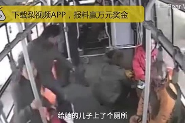 Khách Trung Quốc tấn công tài xế sau khi cho con đi tiểu trên xe