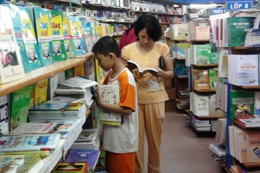 Cấm lợi dụng chức vụ phát hành sách tham khảo tới HS, phụ huynh