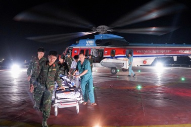 Trực thăng xuyên đêm vượt biển giải cứu ngư dân lâm nguy ngày đầu năm 2026